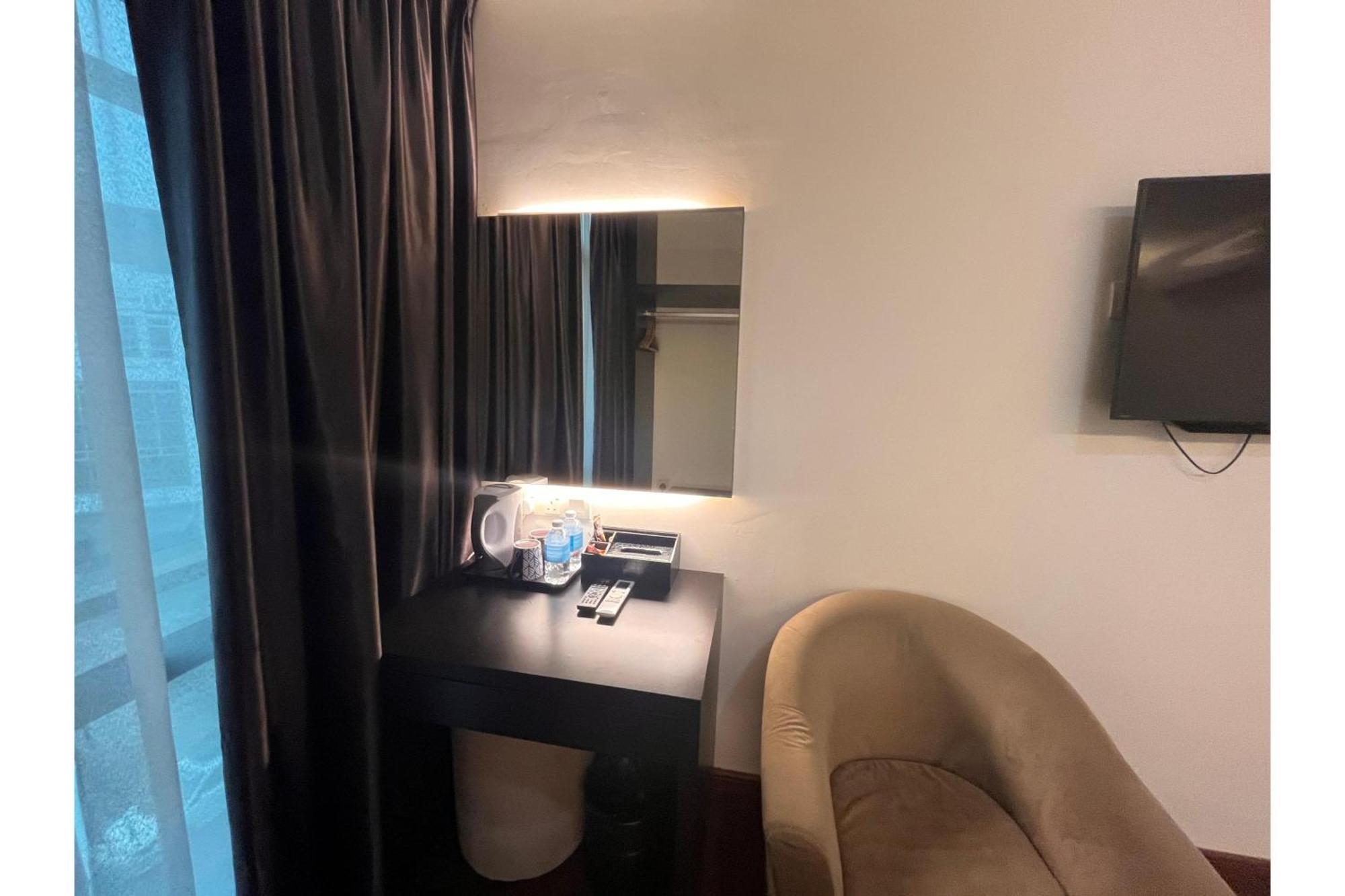 Capital O 91074 Grand World Hotel 3*