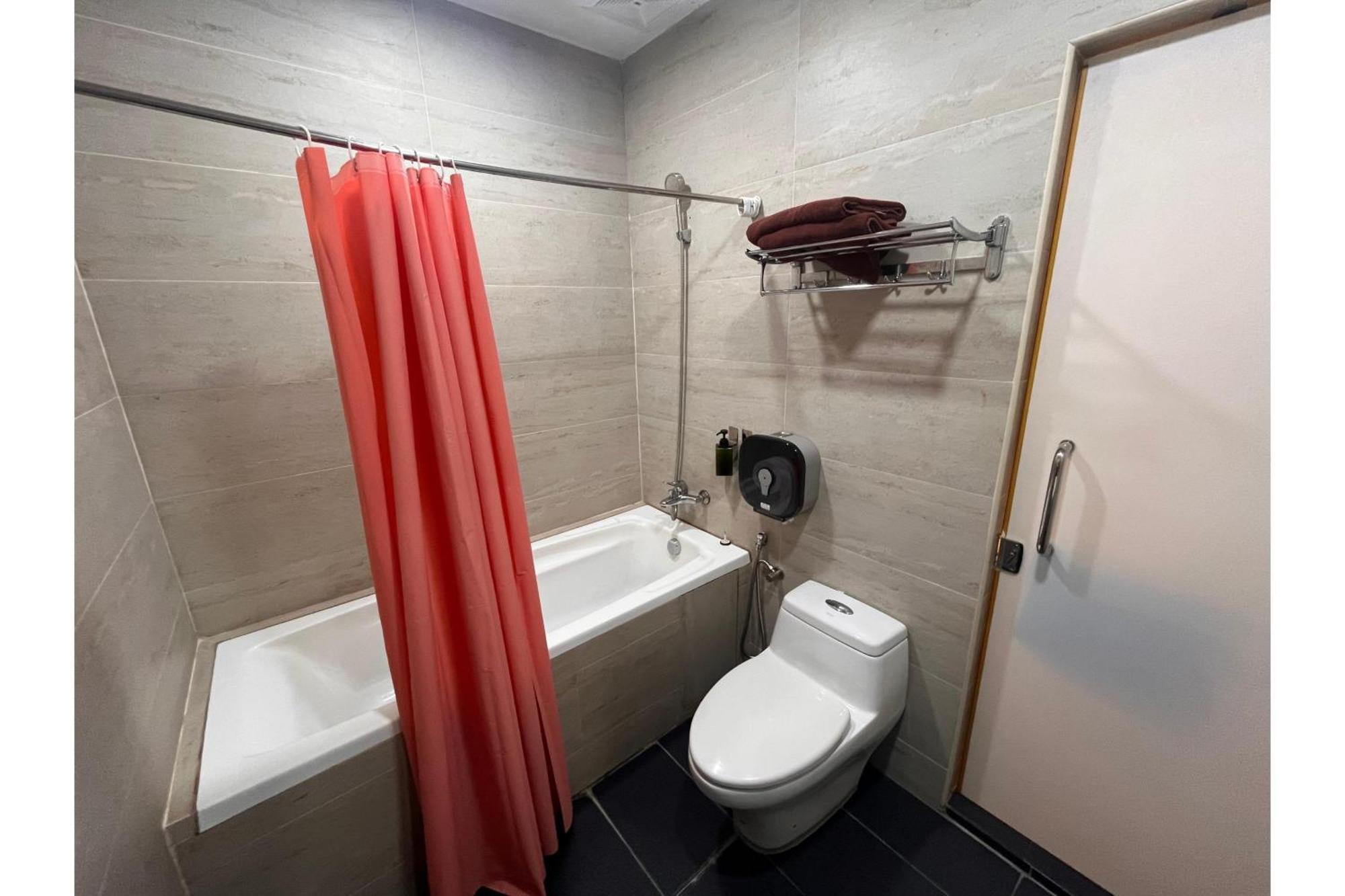 Capital O 91074 Grand World Hotel 3*