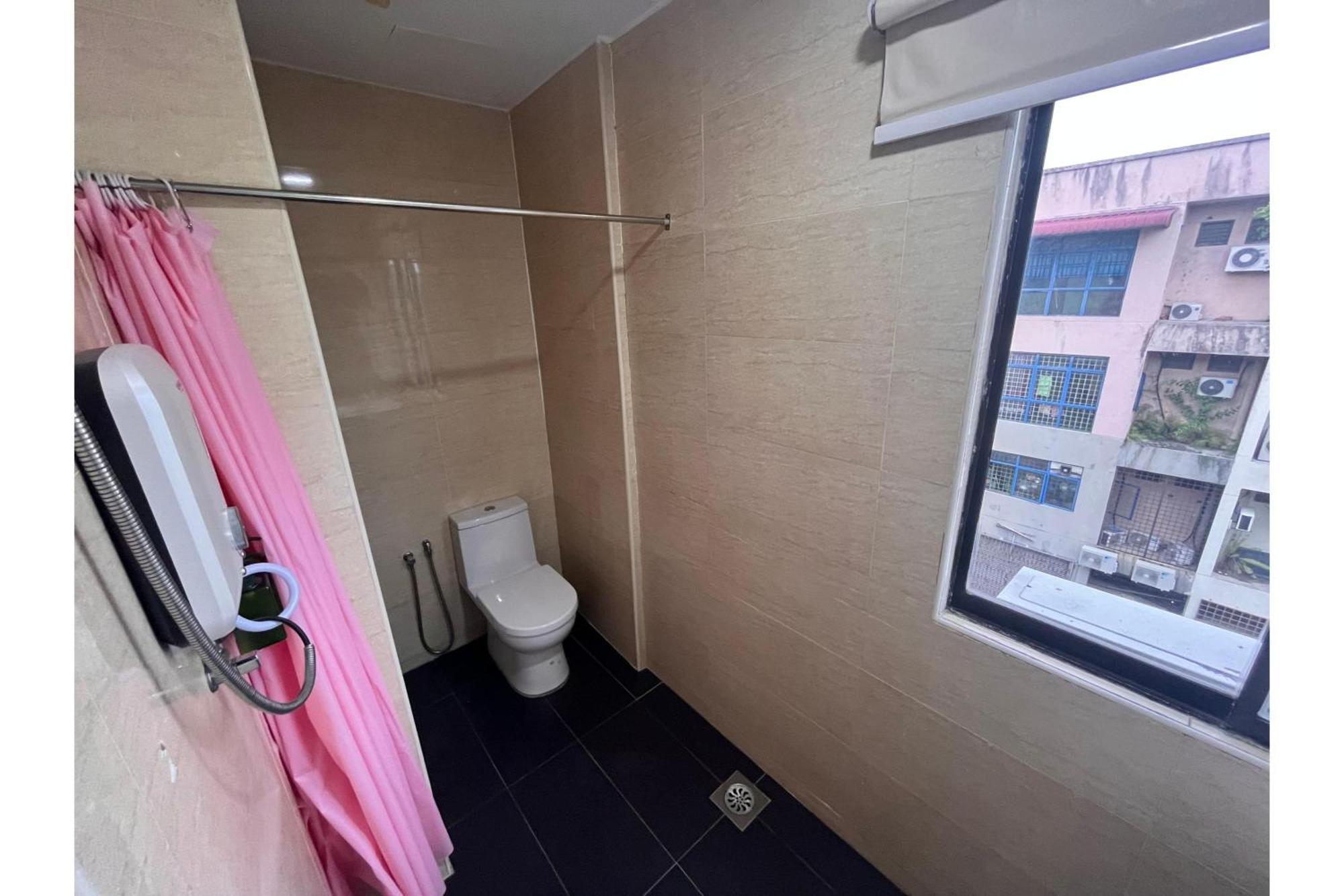 Capital O 91074 Grand World Hotel 3*