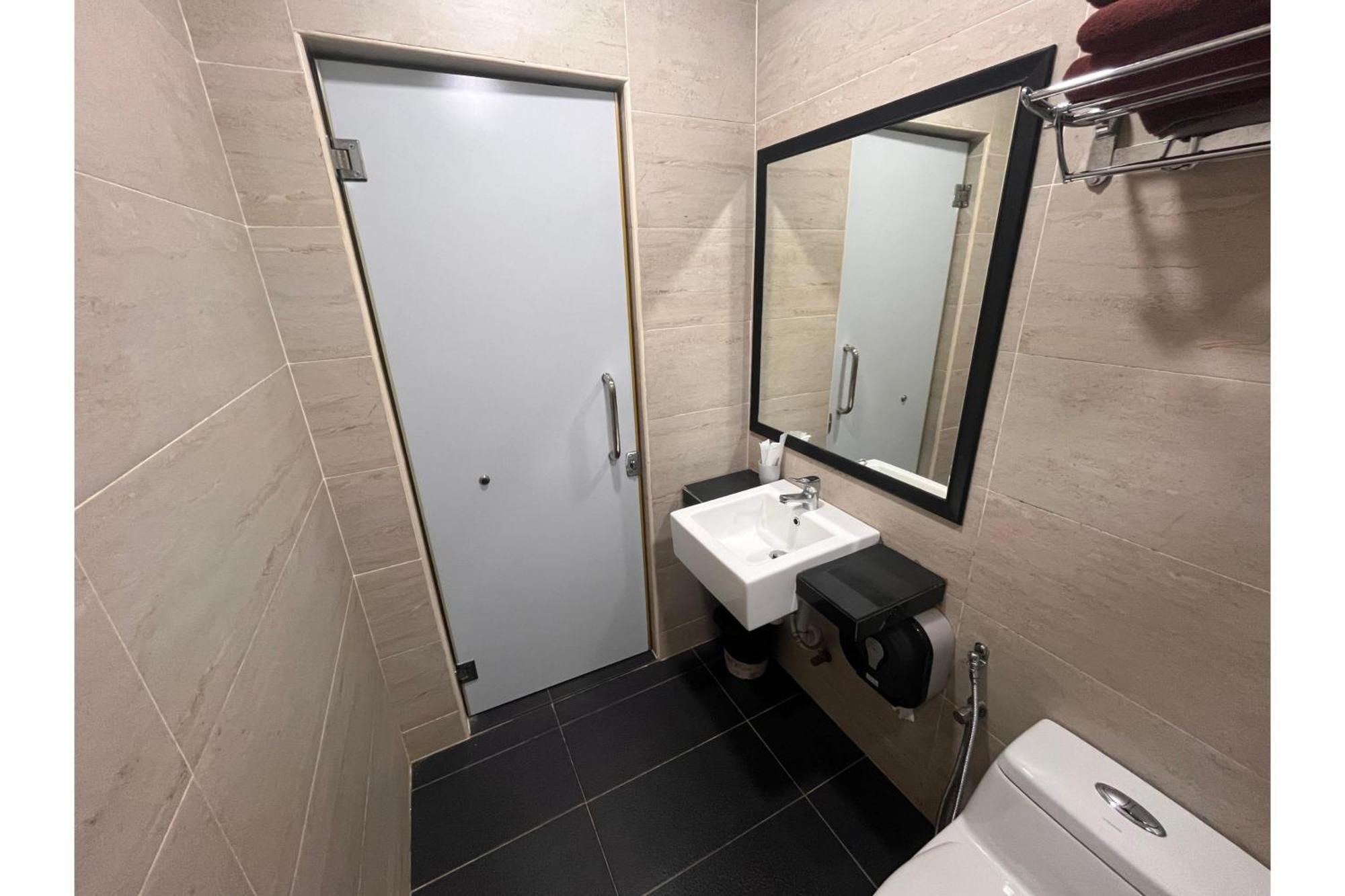 Hotel Capital O 91074 Grand World