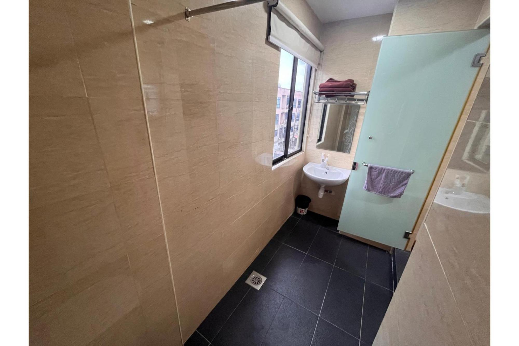Capital O 91074 Grand World Hotel 3*