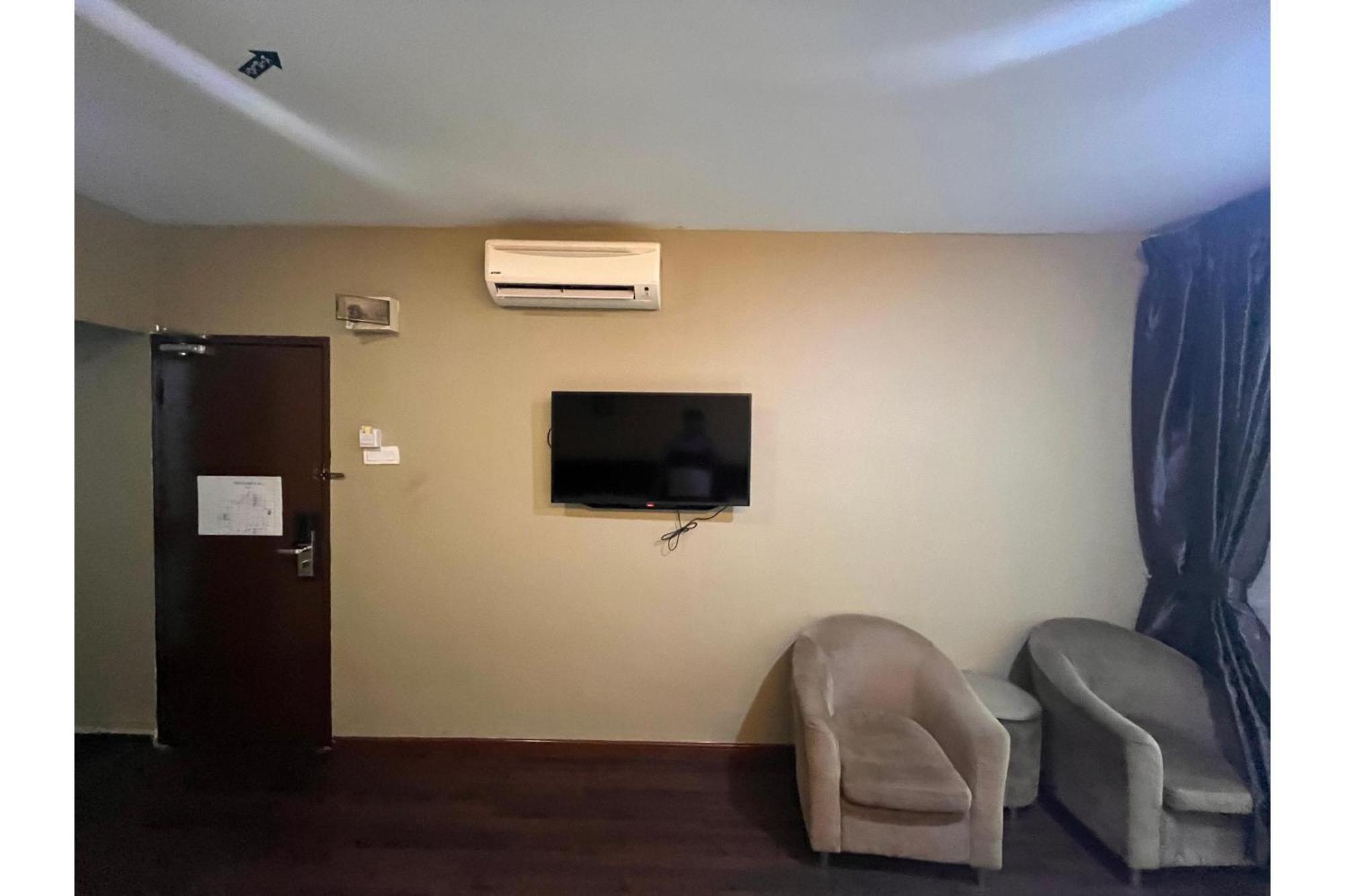 Capital O 91074 Grand World Hotel 3*