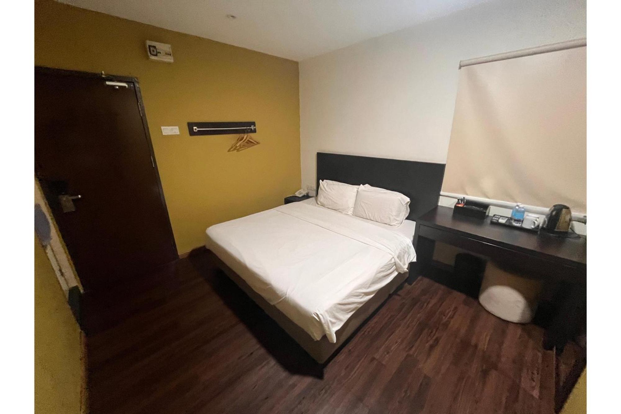 Capital O 91074 Grand World Hotel 3*