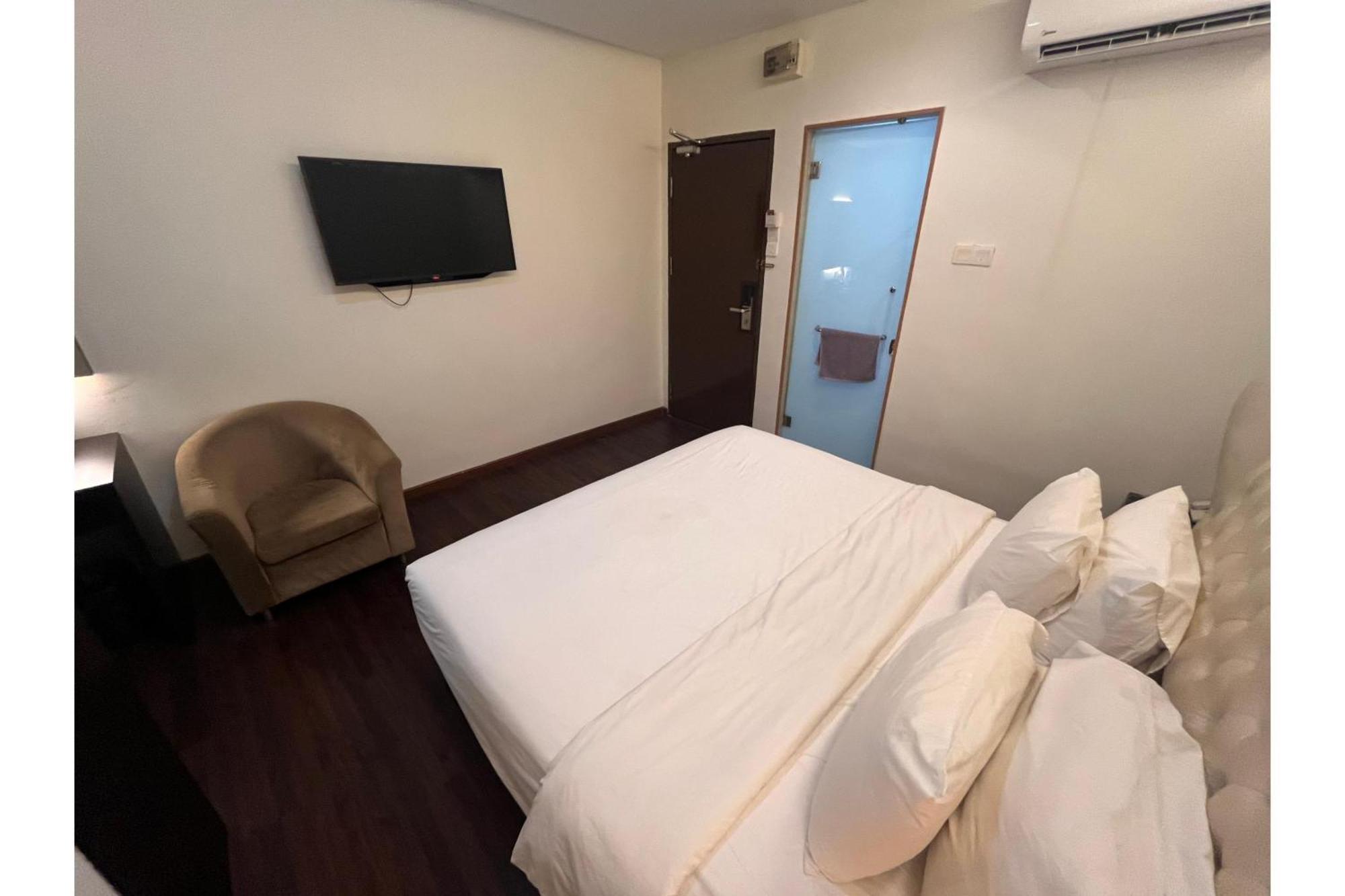 Capital O 91074 Grand World Hotel