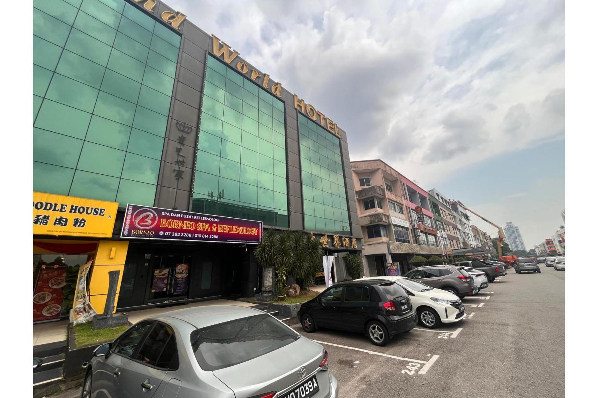 Hotel Capital O 91074 Grand World 3*