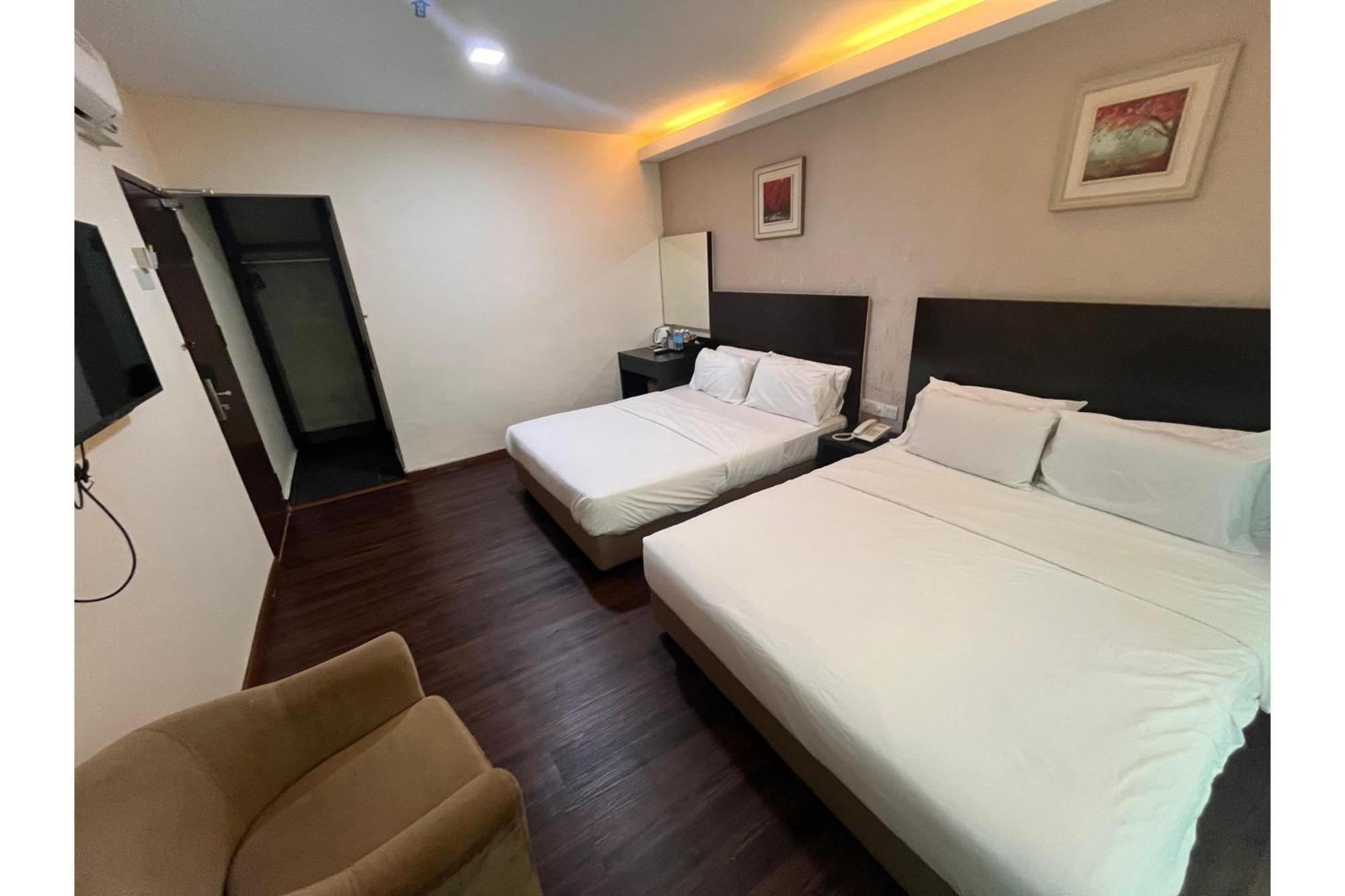 Capital O 91074 Grand World Hotel 3*